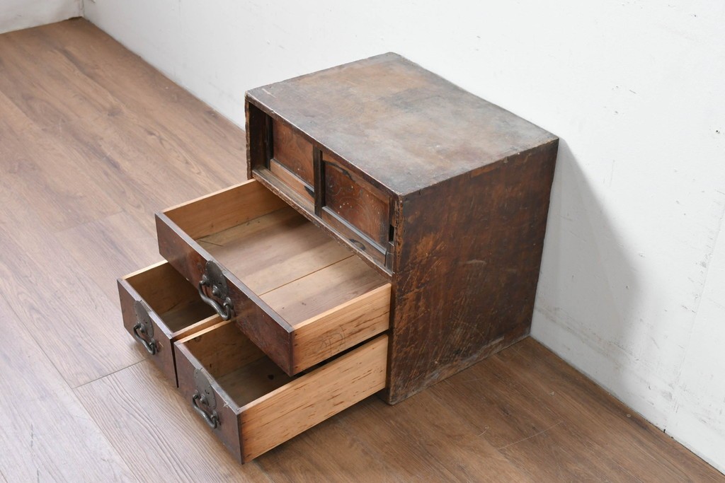 和製アンティーク　欅(ケヤキ)材・黒柿材　立派な杢目と重厚な丸金具が味わい深い小箪笥　(R-086122)