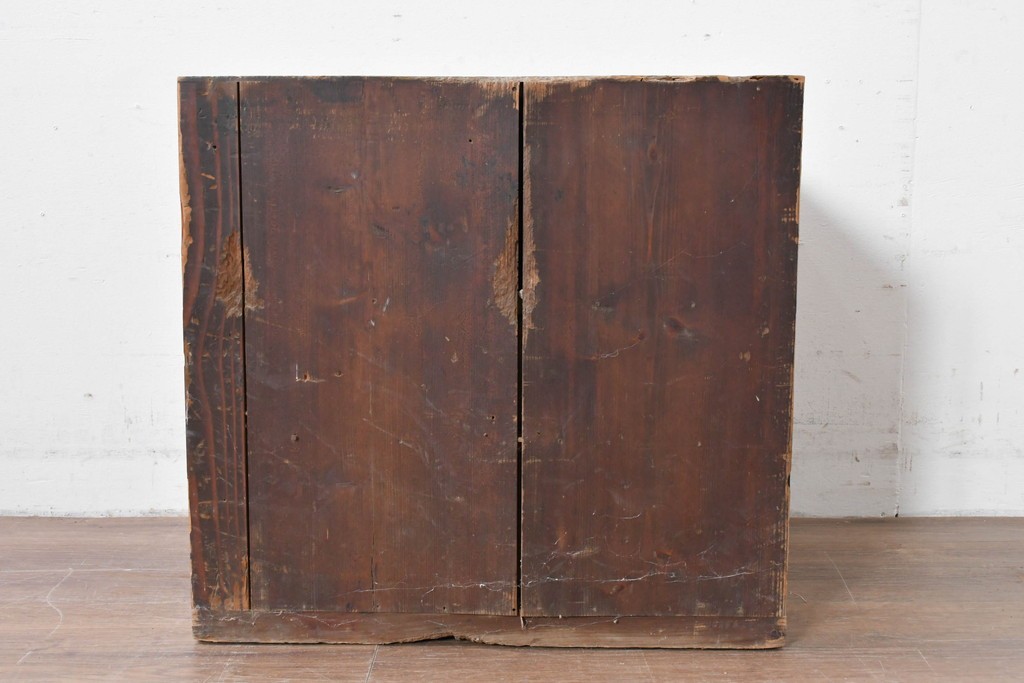 和製アンティーク　欅(ケヤキ)材・黒柿材　立派な杢目と重厚な丸金具が味わい深い小箪笥　(R-086122)