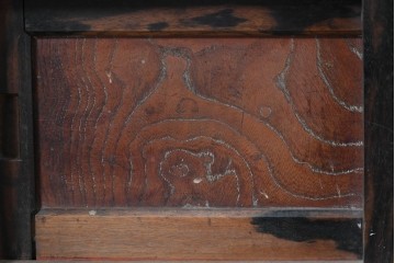 和製アンティーク　欅(ケヤキ)材・黒柿材　立派な杢目と重厚な丸金具が味わい深い小箪笥　(R-086122)