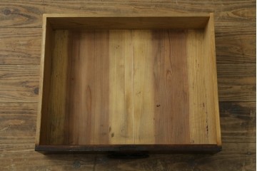 和製アンティーク　欅(ケヤキ)材・黒柿材　立派な杢目と重厚な丸金具が味わい深い小箪笥　(R-086122)