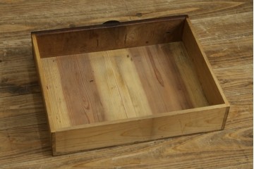 和製アンティーク　欅(ケヤキ)材・黒柿材　立派な杢目と重厚な丸金具が味わい深い小箪笥　(R-086122)