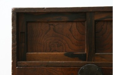 和製アンティーク　欅(ケヤキ)材・黒柿材　立派な杢目と重厚な丸金具が味わい深い小箪笥　(R-086122)