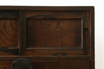 和製アンティーク　欅(ケヤキ)材・黒柿材　立派な杢目と重厚な丸金具が味わい深い小箪笥　(R-086122)