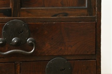 和製アンティーク　欅(ケヤキ)材・黒柿材　立派な杢目と重厚な丸金具が味わい深い小箪笥　(R-086122)