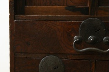 和製アンティーク　欅(ケヤキ)材・黒柿材　立派な杢目と重厚な丸金具が味わい深い小箪笥　(R-086122)