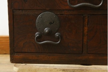 和製アンティーク　欅(ケヤキ)材・黒柿材　立派な杢目と重厚な丸金具が味わい深い小箪笥　(R-086122)