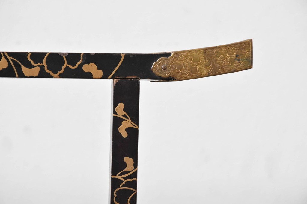 和製アンティーク　江戸～明治期　黒塗りに唐草蒔絵が施された格式ある佇まいの手拭掛け　(R-086123)