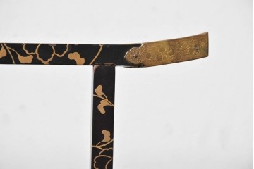 和製アンティーク　江戸～明治期　黒塗りに唐草蒔絵が施された格式ある佇まいの手拭掛け　(R-086123)