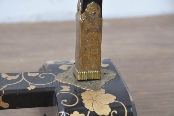 和製アンティーク　江戸～明治期　黒塗りに唐草蒔絵が施された格式ある佇まいの手拭掛け　(R-086123)