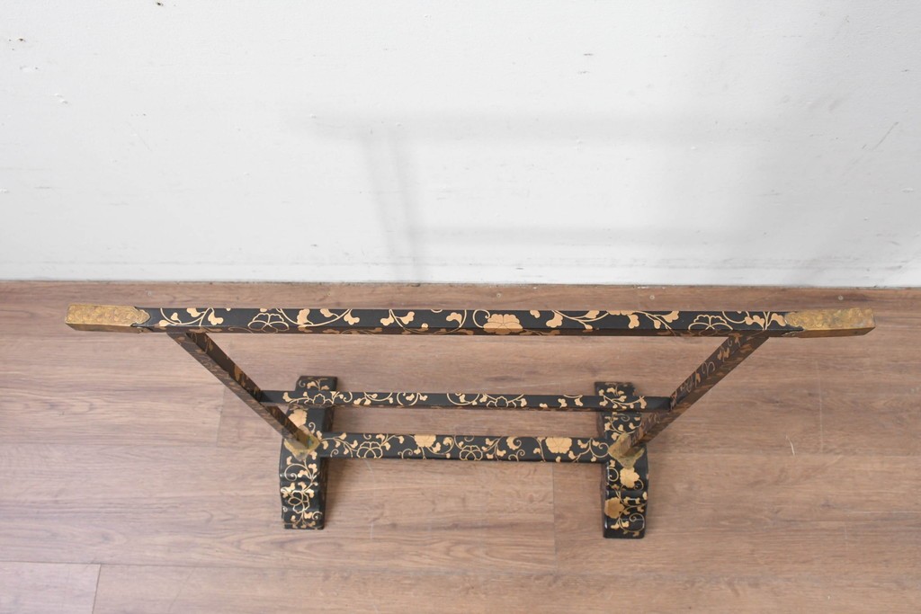 和製アンティーク　江戸～明治期　黒塗りに唐草蒔絵が施された格式ある佇まいの手拭掛け　(R-086123)