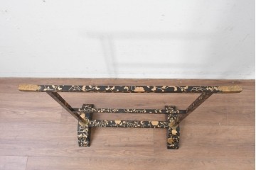 和製アンティーク　江戸～明治期　黒塗りに唐草蒔絵が施された格式ある佇まいの手拭掛け　(R-086123)