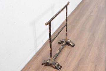 和製アンティーク　江戸～明治期　黒塗りに唐草蒔絵が施された格式ある佇まいの手拭掛け　(R-086123)