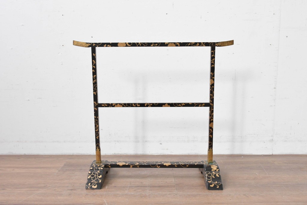 和製アンティーク　江戸～明治期　黒塗りに唐草蒔絵が施された格式ある佇まいの手拭掛け　(R-086123)