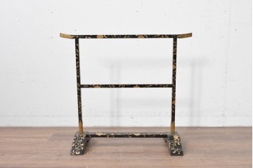 和製アンティーク　江戸～明治期　黒塗りに唐草蒔絵が施された格式ある佇まいの手拭掛け　(R-086123)