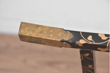 和製アンティーク　江戸～明治期　黒塗りに唐草蒔絵が施された格式ある佇まいの手拭掛け　(R-086123)