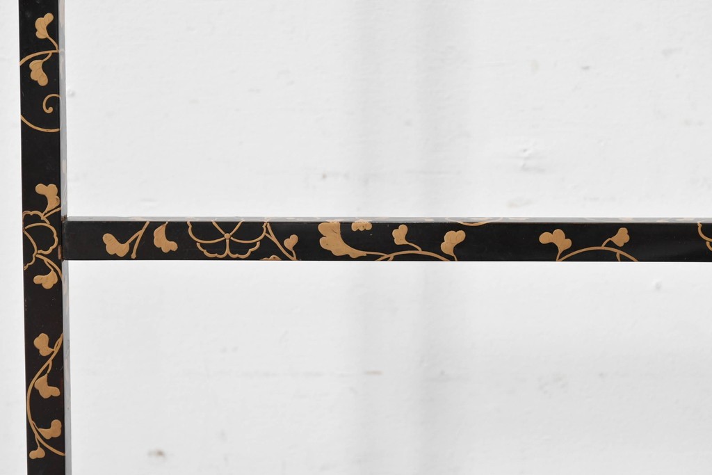 和製アンティーク　江戸～明治期　黒塗りに唐草蒔絵が施された格式ある佇まいの手拭掛け　(R-086123)