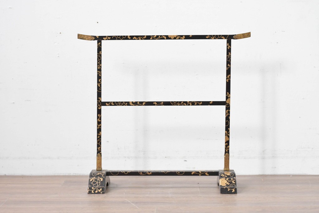 和製アンティーク　江戸～明治期　黒塗りに唐草蒔絵が施された格式ある佇まいの手拭掛け　(R-086123)