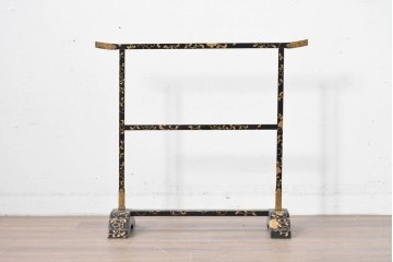 和製アンティーク　江戸～明治期　黒塗りに唐草蒔絵が施された格式ある佇まいの手拭掛け　(R-086123)