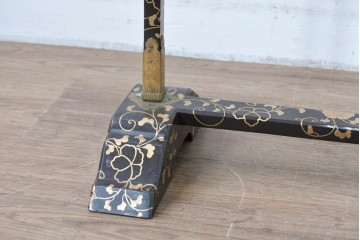 和製アンティーク　江戸～明治期　黒塗りに唐草蒔絵が施された格式ある佇まいの手拭掛け　(R-086123)