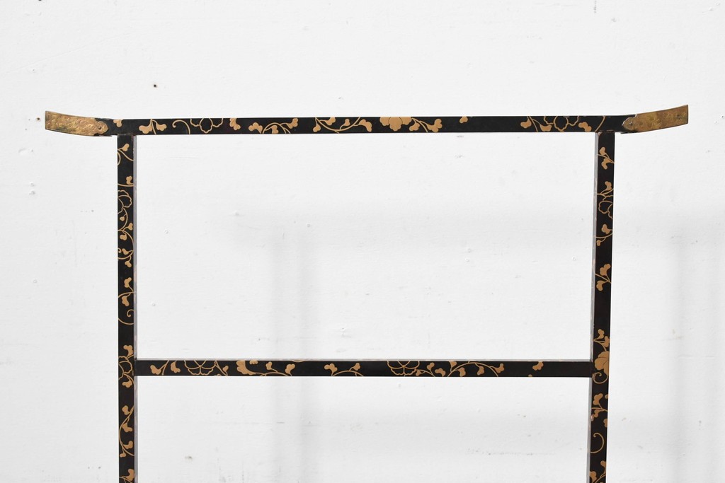 和製アンティーク　江戸～明治期　黒塗りに唐草蒔絵が施された格式ある佇まいの手拭掛け　(R-086123)