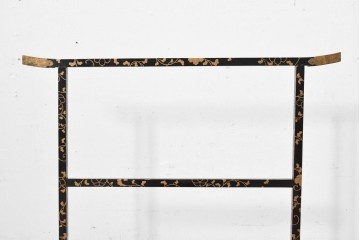 和製アンティーク　江戸～明治期　黒塗りに唐草蒔絵が施された格式ある佇まいの手拭掛け　(R-086123)