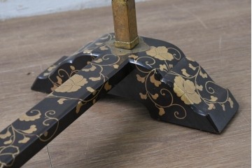 和製アンティーク　江戸～明治期　黒塗りに唐草蒔絵が施された格式ある佇まいの手拭掛け　(R-086123)