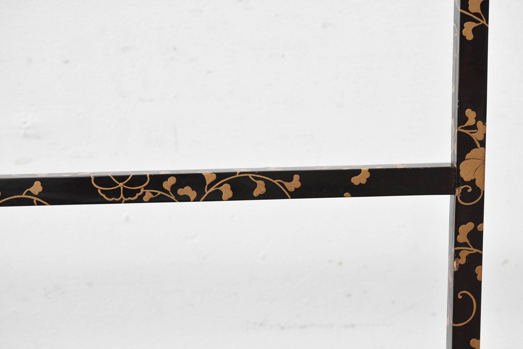 和製アンティーク　江戸～明治期　黒塗りに唐草蒔絵が施された格式ある佇まいの手拭掛け　(R-086123)