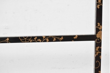 和製アンティーク　江戸～明治期　黒塗りに唐草蒔絵が施された格式ある佇まいの手拭掛け　(R-086123)