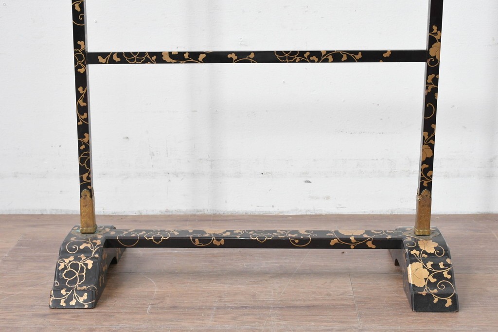 和製アンティーク　江戸～明治期　黒塗りに唐草蒔絵が施された格式ある佇まいの手拭掛け　(R-086123)