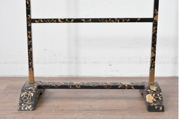 和製アンティーク　江戸～明治期　黒塗りに唐草蒔絵が施された格式ある佇まいの手拭掛け　(R-086123)