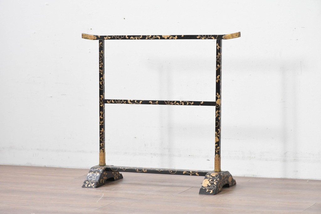 和製アンティーク　江戸～明治期　黒塗りに唐草蒔絵が施された格式ある佇まいの手拭掛け　(R-086123)