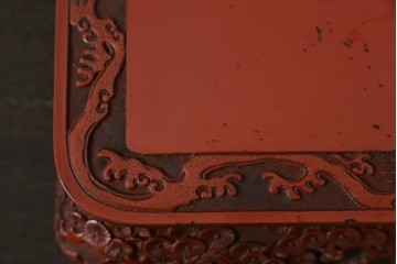 和製アンティーク　明治大正期　経済産業大臣指定伝統的工芸品　村上木彫堆朱　龍・松・富士山が彫り込まれた朱塗りの花台　(R-086125)