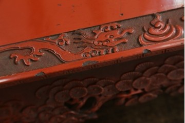 和製アンティーク　明治大正期　経済産業大臣指定伝統的工芸品　村上木彫堆朱　龍・松・富士山が彫り込まれた朱塗りの花台　(R-086125)