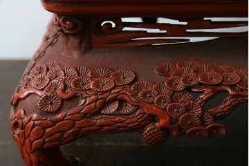 和製アンティーク　明治大正期　経済産業大臣指定伝統的工芸品　村上木彫堆朱　龍・松・富士山が彫り込まれた朱塗りの花台　(R-086125)