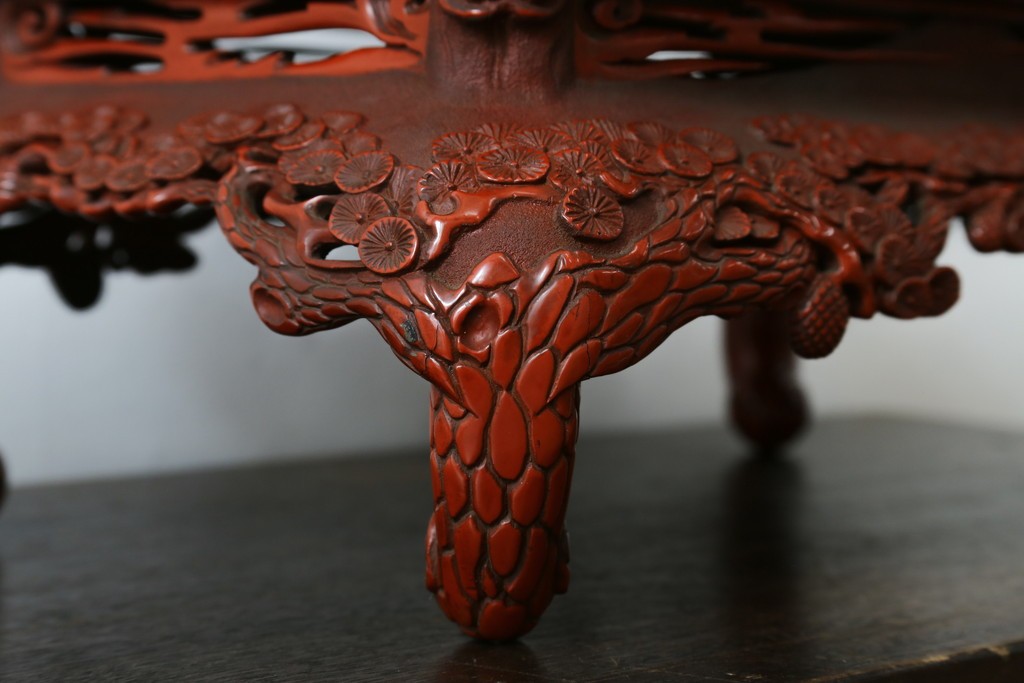 和製アンティーク　明治大正期　経済産業大臣指定伝統的工芸品　村上木彫堆朱　龍・松・富士山が彫り込まれた朱塗りの花台　(R-086125)