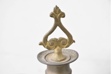 ベルギーアンティーク　Wasmuël(ワスミュエル)社製　真鍮製の装飾と草花の絵付けが優美なマントルピース時計と燭台のセット　(R-086127)