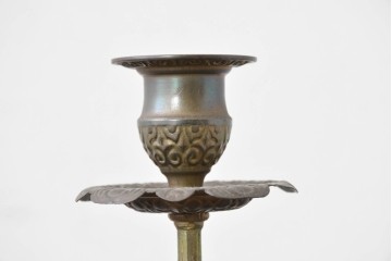 ベルギーアンティーク　Wasmuël(ワスミュエル)社製　真鍮製の装飾と草花の絵付けが優美なマントルピース時計と燭台のセット　(R-086127)