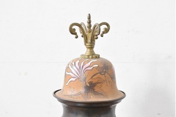 ベルギーアンティーク　Wasmuël(ワスミュエル)社製　真鍮製の装飾と草花の絵付けが優美なマントルピース時計と燭台のセット　(R-086127)