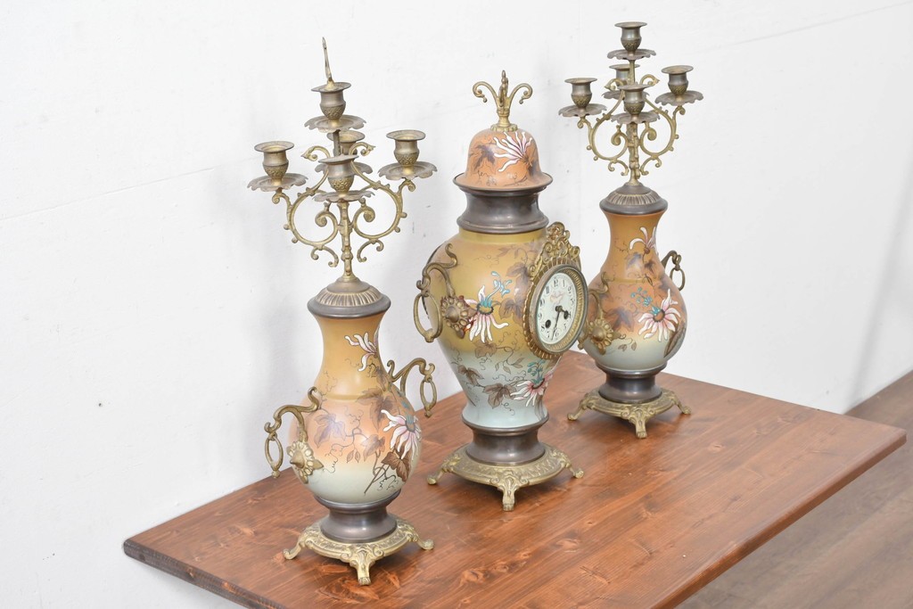 ベルギーアンティーク　Wasmuël(ワスミュエル)社製　真鍮製の装飾と草花の絵付けが優美なマントルピース時計と燭台のセット　(R-086127)