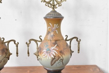 ベルギーアンティーク　Wasmuël(ワスミュエル)社製　真鍮製の装飾と草花の絵付けが優美なマントルピース時計と燭台のセット　(R-086127)