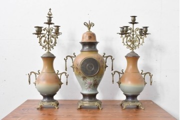 ベルギーアンティーク　Wasmuël(ワスミュエル)社製　真鍮製の装飾と草花の絵付けが優美なマントルピース時計と燭台のセット　(R-086127)