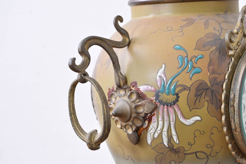 ベルギーアンティーク　Wasmuël(ワスミュエル)社製　真鍮製の装飾と草花の絵付けが優美なマントルピース時計と燭台のセット　(R-086127)