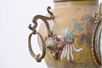 ベルギーアンティーク　Wasmuël(ワスミュエル)社製　真鍮製の装飾と草花の絵付けが優美なマントルピース時計と燭台のセット　(R-086127)