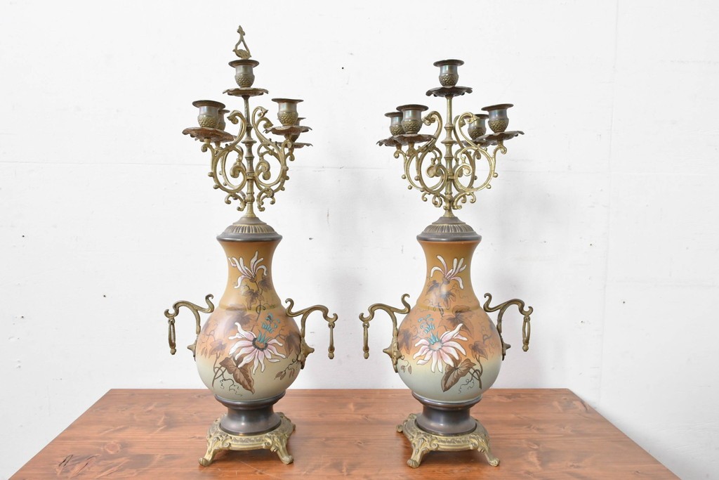 ベルギーアンティーク　Wasmuël(ワスミュエル)社製　真鍮製の装飾と草花の絵付けが優美なマントルピース時計と燭台のセット　(R-086127)