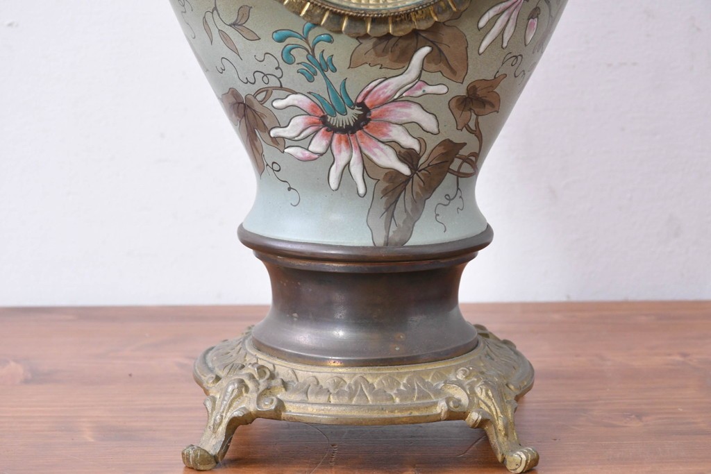 ベルギーアンティーク　Wasmuël(ワスミュエル)社製　真鍮製の装飾と草花の絵付けが優美なマントルピース時計と燭台のセット　(R-086127)