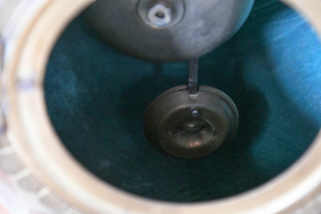 ベルギーアンティーク　Wasmuël(ワスミュエル)社製　真鍮製の装飾と草花の絵付けが優美なマントルピース時計と燭台のセット　(R-086127)