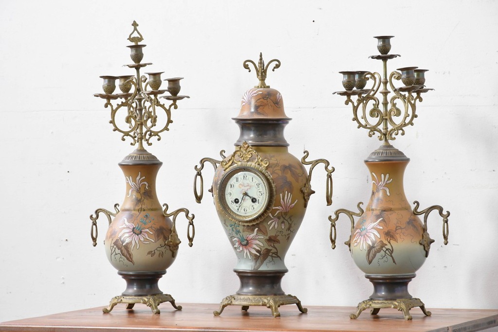 ベルギーアンティーク　Wasmuël(ワスミュエル)社製　真鍮製の装飾と草花の絵付けが優美なマントルピース時計と燭台のセット　(R-086127)