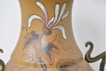 ベルギーアンティーク　Wasmuël(ワスミュエル)社製　真鍮製の装飾と草花の絵付けが優美なマントルピース時計と燭台のセット　(R-086127)