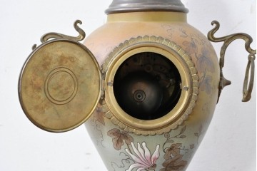 ベルギーアンティーク　Wasmuël(ワスミュエル)社製　真鍮製の装飾と草花の絵付けが優美なマントルピース時計と燭台のセット　(R-086127)