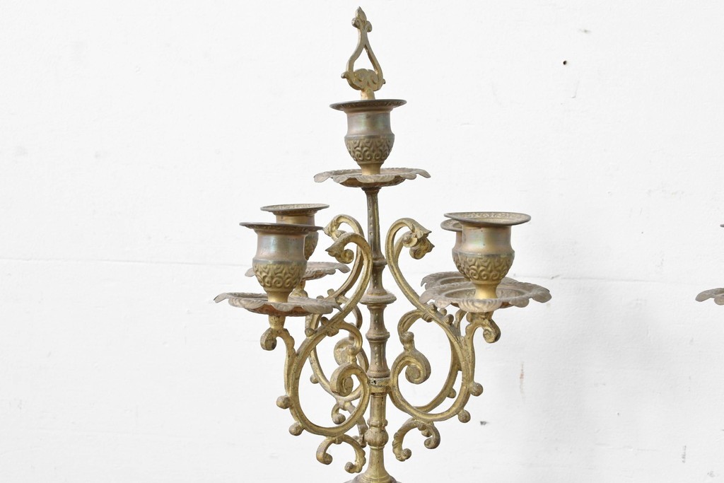 ベルギーアンティーク　Wasmuël(ワスミュエル)社製　真鍮製の装飾と草花の絵付けが優美なマントルピース時計と燭台のセット　(R-086127)